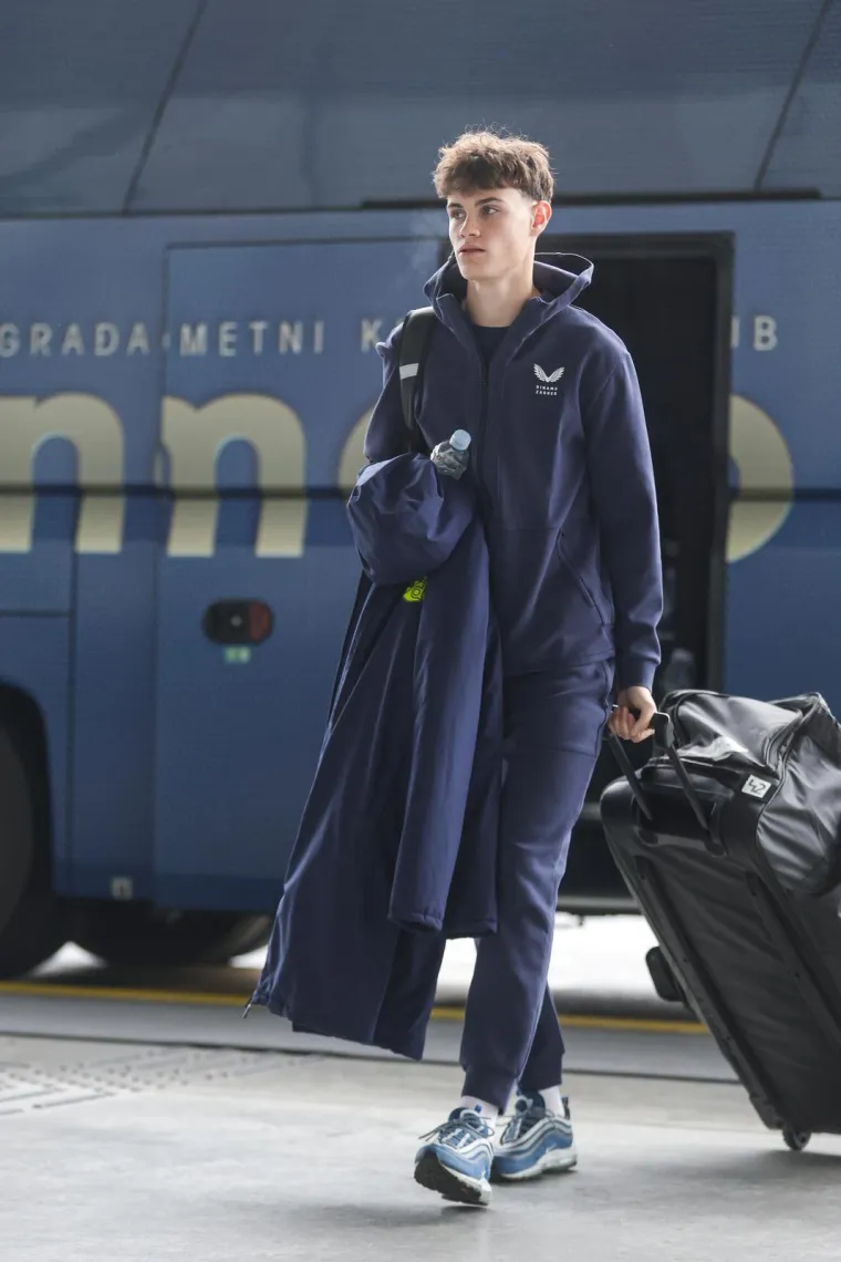 Noa Mikić na slici. Sportski direktor Dinama Marko Marić održao je prošlog tjedna sastanak s Matejem Škegrom, menadžerom 17-godišnjeg desnog beka Noe Mikića. Zagrebački klub dao je ultimatum od tri dana prema kojem je talentirani nogometaš trebao odlučiti hoće li produljiti ugovor koji mu istječe na ljeto. Iako je taj ultimatum istekao, razgovori oko Noinog ostanka u Dinamu će se nastaviti jer klub želi da ostane, a to želi i mladi Noa Mikić jer je dinamovac. Na sastanku prošlog petka razgovaralo se o planu razvoja za mladog igrača što je svima prioritet. U medijima, točnije na portalu Index, pojavila se priča kako mu splitski Hajduk nudi 15 tisuća eura mjesečne plaće dok mu Dinamo, prema neslužbenim informacijama, nudi pet tisuća eura. 