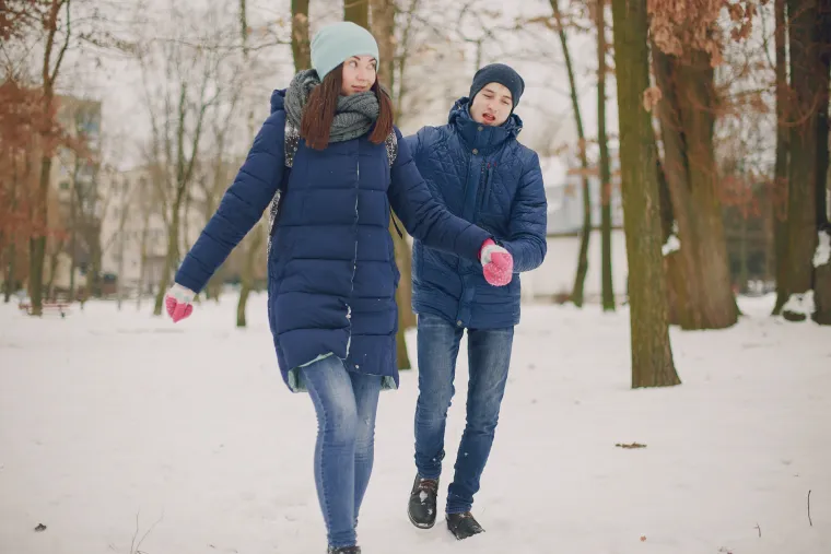 5. Promjene raspoloženja i razdražljivost: Niske temperature mogu utjecati na razine hormona, koje onda uzrokuju promjene u raspoloženju. Nedostatak sunčeve svjetlosti tijekom hladnijih mjeseci može izazvati pad razine serotonina.