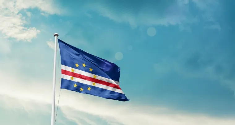 Nakon dugog razdoblja kolonijalne vladavine, Zelenortska Republika konačno je stekla neovisnost 5. srpnja 1975. godine, postavši suverena država. Ovaj povijesni trenutak označio je početak nove ere za otočje i njegove stanovnike. Od tada, zemlja je doživjela značajan napredak u gotovo svim aspektima društvenog i ekonomskog života. Unatoč izazovima s kojima se suočavala kao mlada nacija, Zelenortska Republika uspjela je izgraditi stabilne demokratske institucije i postići impresivan gospodarski rast.