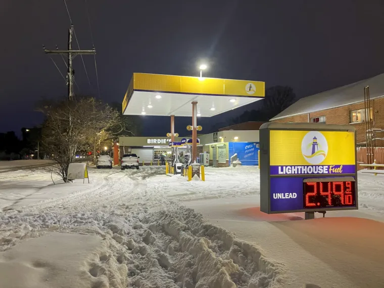 Na jugu bi snijeg u kombinaciji s nakupljenim ledom i udarima vjetra mogao nekoliko dana otežati cestovno i zračno putovanje, prijeteći rušenjem dalekovoda i drveća.