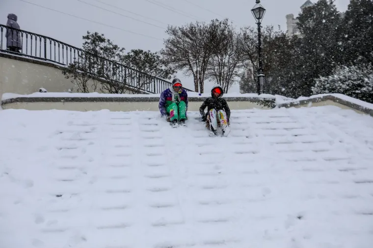 Snijeg nisu vidjeli 15 godina, a sad ih je pogodila snježna oluja: 'Ostanite kod kuće i klonite se cesta'
