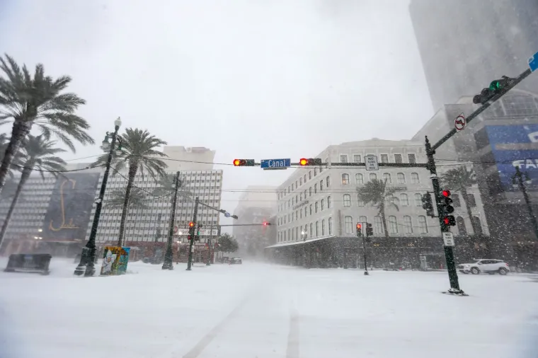 Snijeg nisu vidjeli 15 godina, a sad ih je pogodila snježna oluja: 'Ostanite kod kuće i klonite se cesta'