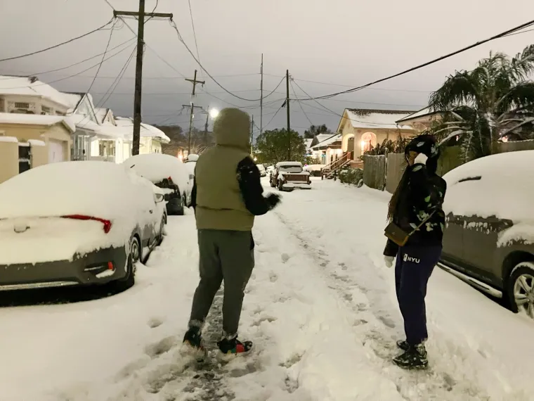 Snijeg nisu vidjeli 15 godina, a sad ih je pogodila snježna oluja: 'Ostanite kod kuće i klonite se cesta'