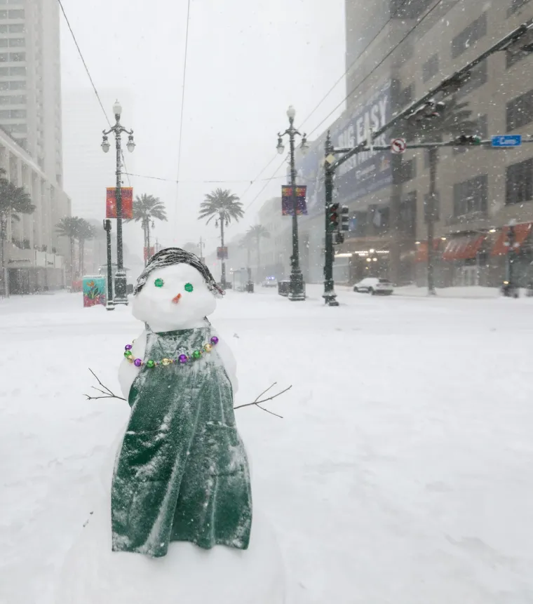 Snijeg nisu vidjeli 15 godina, a sad ih je pogodila snježna oluja: 'Ostanite kod kuće i klonite se cesta'