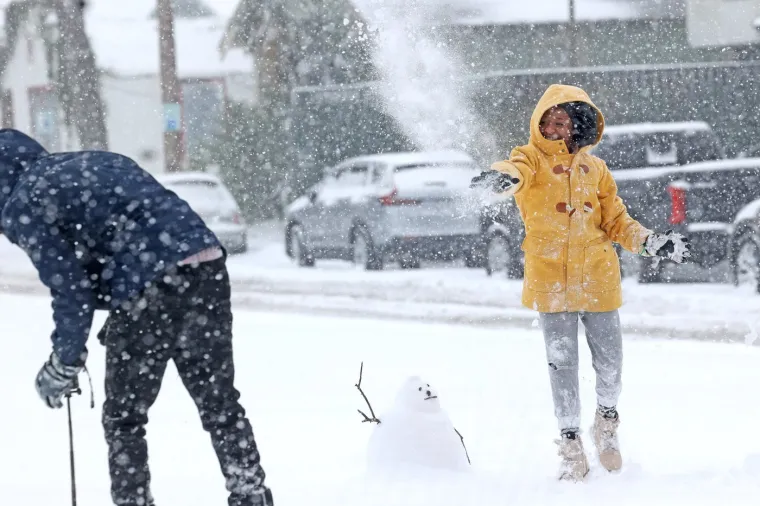 Snijeg nisu vidjeli 15 godina, a sad ih je pogodila snježna oluja: 'Ostanite kod kuće i klonite se cesta'