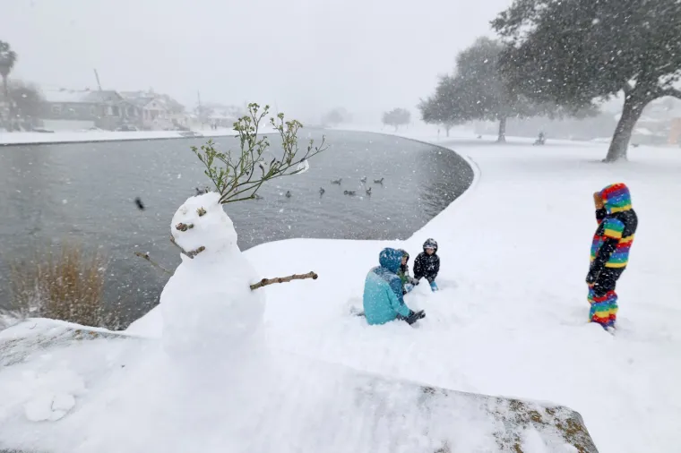 Snijeg nisu vidjeli 15 godina, a sad ih je pogodila snježna oluja: 'Ostanite kod kuće i klonite se cesta'