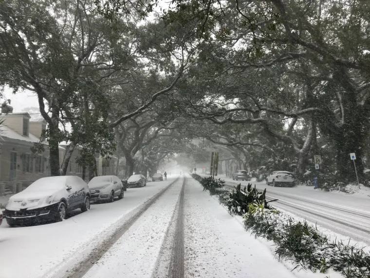 Snijeg nisu vidjeli 15 godina, a sad ih je pogodila snježna oluja: 'Ostanite kod kuće i klonite se cesta'