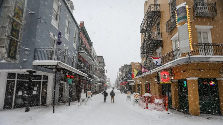 Snijeg nisu vidjeli 15 godina, a sad ih je pogodila snježna oluja: 'Ostanite kod kuće i klonite se cesta'