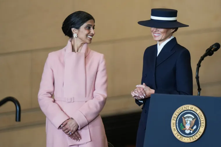 Usha Vance, supruga američkog potpredsjednika J.D. Vancea i druga dama SAD-a, nedavno je privukla pozornost svojom sofisticiranom modnom pojavom. Tijekom inauguracijskih događanja u Washingtonu, istaknula se odabirom odjeće koja odiše elegancijom i luksuzom, čime je izazvala brojne rasprave o tome je li pred nama nova modna ikona političke scene.