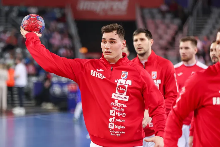 Hrvatska ovu utakmicu, kao i sve prijašnje na SP-u igra u zagrebačkoj Areni koja jue do sada bila puna.