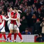 Zajec je smrtno ozbiljan dok gleda Dinamo protiv Arsenala, a evo s kim se Cannavaro grlio