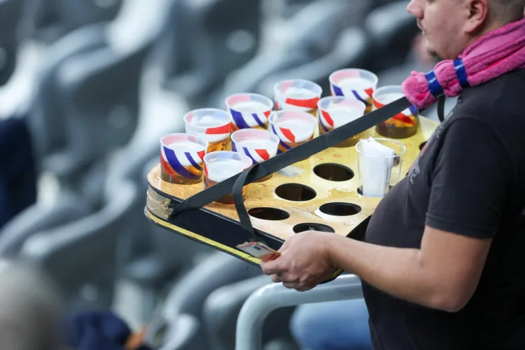 I portal Net.hr pisao je o abnormalnim cijenama hrane, pića i rekvizita. Za jedno pivo morat ćete tako izdvojiti čak &scaron;est eura, a za običnu vodu čak četiri! Sokovi su pet eura koliko ko&scaron;taju i kokice. To znači da ako dođete u dru&scaron;tvu na utakmicu i poželite počastiti ekipu pivom, morat ćete izdvojiti ozbiljan iznos. Za dvije pive, morate dati nekada&scaron;njih gotovo 100 kuna. Zvuči stvarno nezamislivo. 