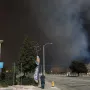 Viđeni su zrakoplovi kako jure iznad planina kako bi izbacili vodu i sredstva za suzbijanje požara.