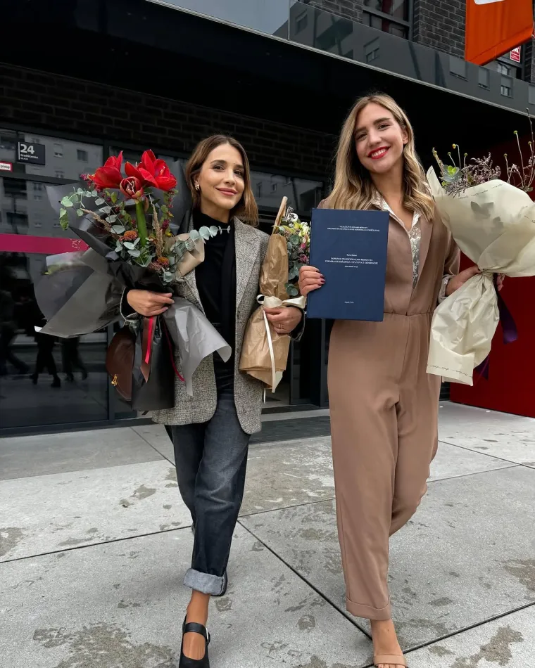 Karla je 2021. diplomirala na Pomorskom fakultetu u Splitu, a zatim nastavlja sa studiranjem u Zagrebu, i to komunikacijski menadžment na Bernaysu. Marijana je tada s ponosom podijelila sestrin uspjeh sa svojim pratiteljima.