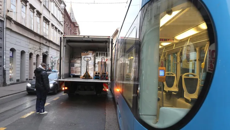 Neobičan sudar tramvaja i kamiona nešto poslije 7.30 sati između Frankopanske ulice i Britanskog trga u Zagrebu