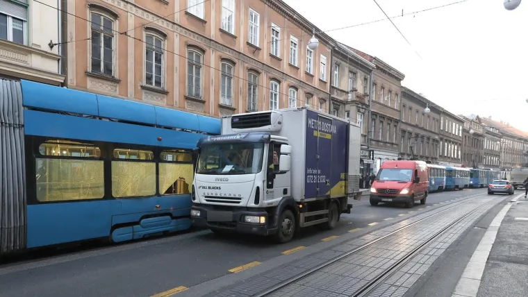 Sve se dogodilo bočno, odnosno tramvaj je zapeo za parkirani kamion koji je vršio dostavu robe
