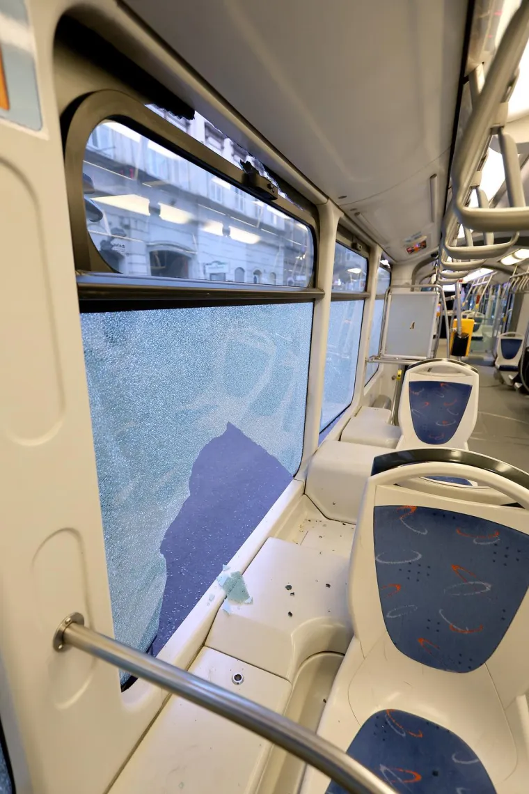 Više bočnih stakala na tramvaju je razbijeno