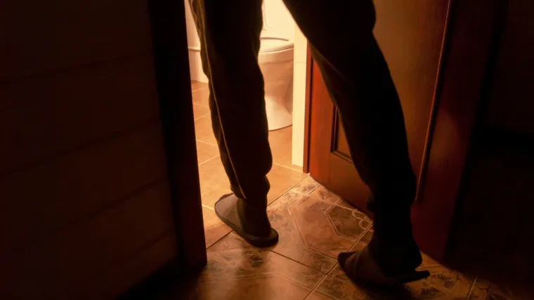 Većina se ljudi ponekad probudi noću, bilo zbog potrebe za mokrenjem ili nesanice, ali važno je prepoznati kada takva buđenja mogu biti znak nečeg ozbiljnog. Liječnici objašnjavaju koji su uzroci čestih noćnih buđenja, što sve može utjecati na kvalitetu sna te kako pravilna rutina spavanja može značajno poboljšati vaš odmor i zdravlje.