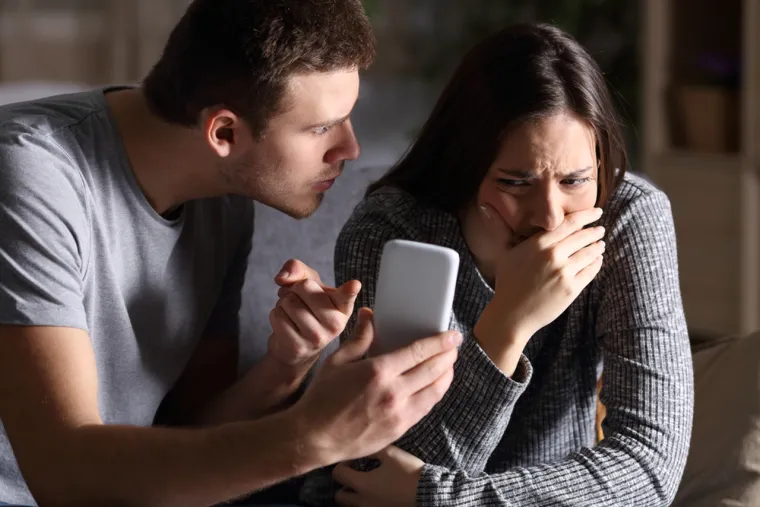1. Mobitel nose svugdje sa sobom - Alarm za uzbunu je kada osoba, koja je uvijek ležerno i nemarno ostavljala mobitel da stoji svugdje po prostoriji, iznenada skoro dobije srčani udar kada ga vi uzmete u ruke.