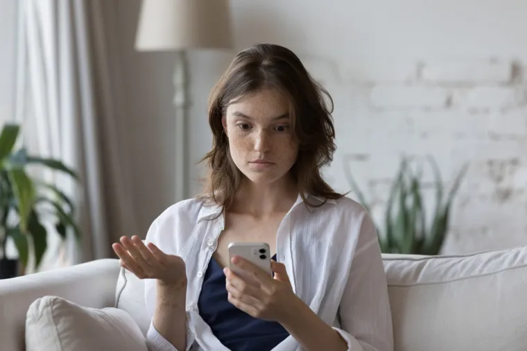 Ako ste sumnjičavi, potražite izbrisane poruke kada vaš partner ostavi otvoren telefon, a ako ste stvarno zabrinuti, zaguglajte kako pronaći i pročitati poruke koje su izbrisane. Nevjerojatno je jednostavno.