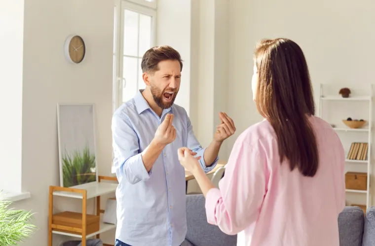 Godinama kasnije, zaboravili ste na to i uhvaćeni ste u bezobraznoj laži. &quot;S prijateljicom sam na frizuri&quot;, rekli ste mu kad vas je nazvao. &quot;Stvarno?&quot;, odgovorio vam je partner, &quot;Nisam znao da Harat&apos;s Pub ima frizera&quot;.