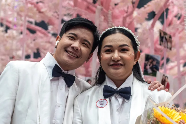 LGBT skupine se nadaju da će doći do 1448 ceremonija na prvi dan implementacije zakona, što je simbolična brojka koja se odnosi na paragraf tajlandskog građanskog zakonika, gdje su riječi &quot;muž&quot; i &quot;žena&quot; zamijenjene sa &quot;supružnik&quot;.
