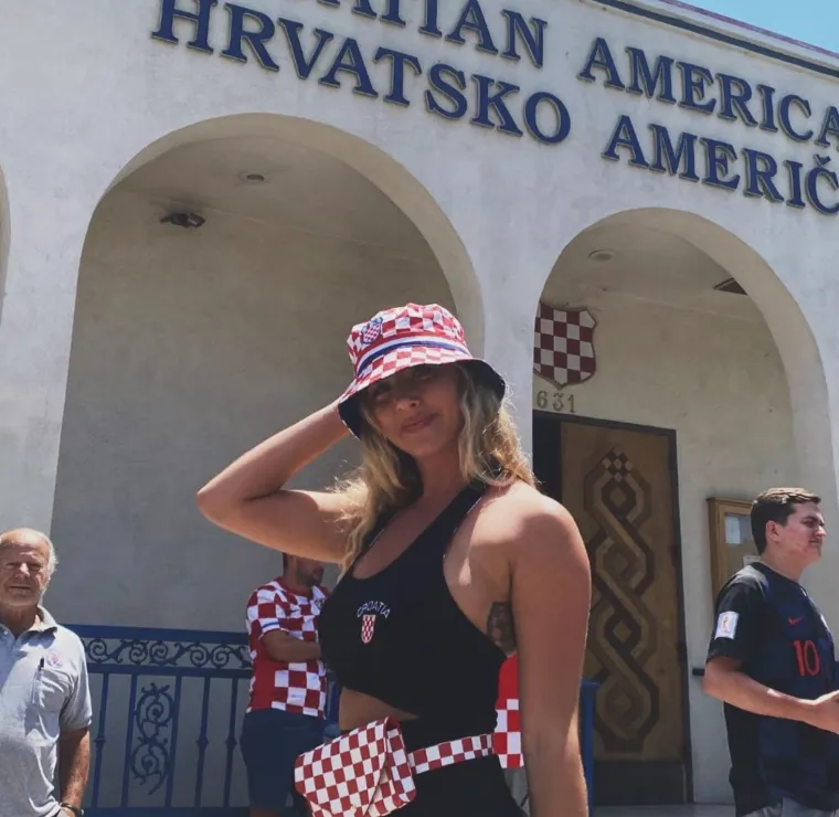 Njezini baka i djed preselili su iz mjesta Molunat u Kaliforniju 1953. godine.