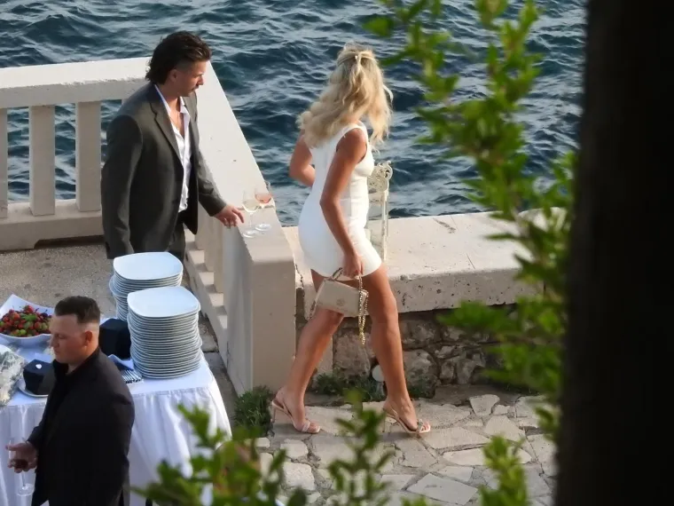  Tijekom večeri, uzvanike su zabavljali renomirani izvođači. Petar Grašo izveo je omiljene pjesme mladenke, dok je Rod Stewart, otac mladoženje, također zapjevao.