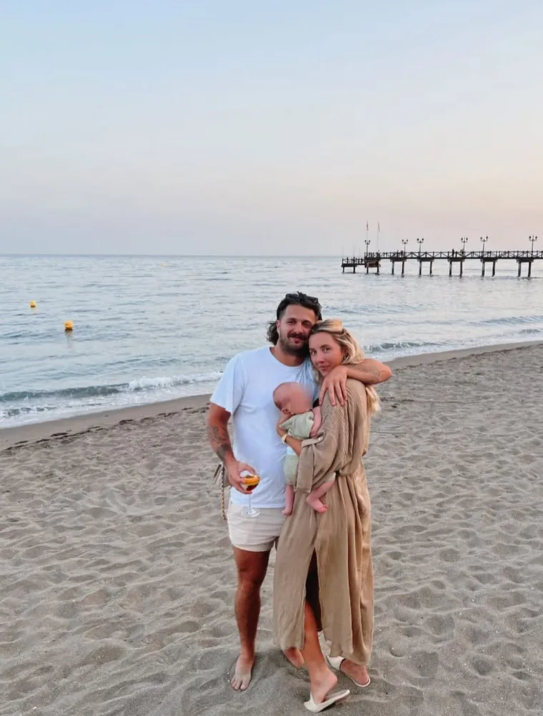 Inače, par je u svibnju 2023. godine dobio sina, Louiea Marka Rodericka Stewarta. 