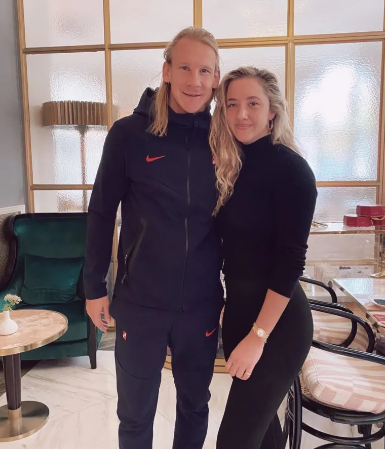 Posebnu pažnju privukla je tijekom boravka u Zagrebu, kada je podijelila fotografiju s hrvatskim nogometnim reprezentativcem Domagojem Vidom, kojeg je nazvala svojim omiljenim igračem.