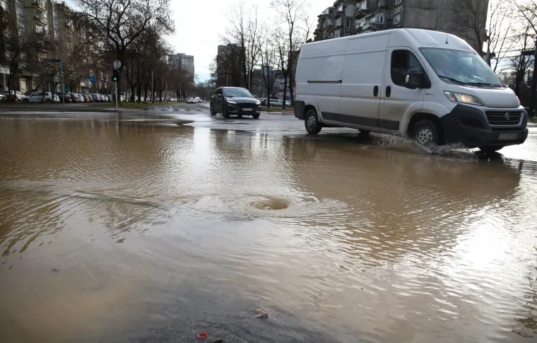 Pukla cijev u Zagrebu u najgore moguće vrijeme, Vodovod: 'Tlak vode za potrošače možda će biti manji'