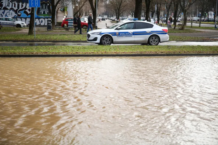 Pukla cijev u Zagrebu u najgore moguće vrijeme, Vodovod: 'Tlak vode za potrošače možda će biti manji'