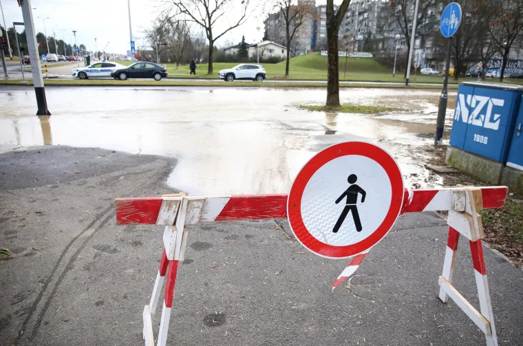 Pukla cijev u Zagrebu u najgore moguće vrijeme, Vodovod: 'Tlak vode za potro&scaron;ače možda će biti manji'