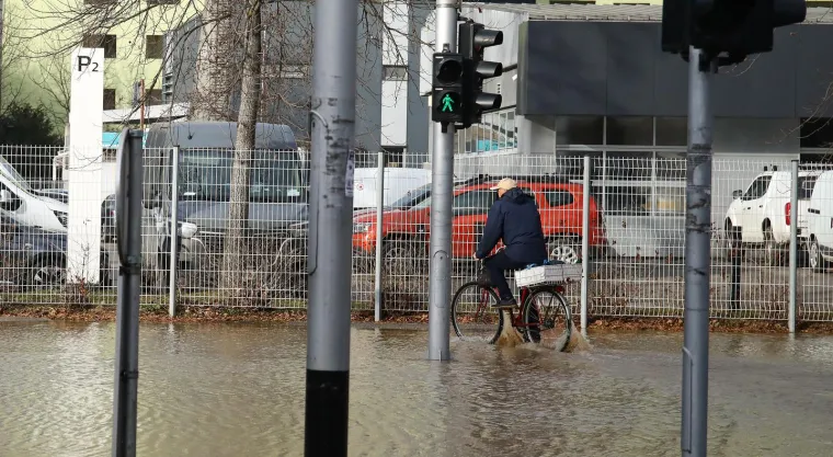Pukla cijev u Zagrebu u najgore moguće vrijeme, Vodovod: 'Tlak vode za potro&scaron;ače možda će biti manji'