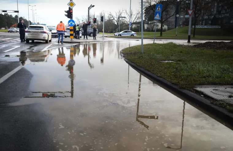 Pukla cijev u Zagrebu u najgore moguće vrijeme, Vodovod: 'Tlak vode za potro&scaron;ače možda će biti manji'