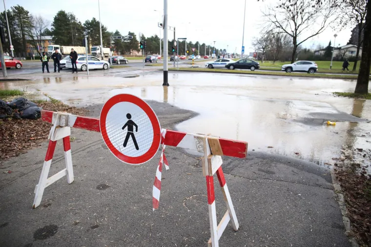 Pukla cijev u Zagrebu u najgore moguće vrijeme, Vodovod: 'Tlak vode za potro&scaron;ače možda će biti manji'