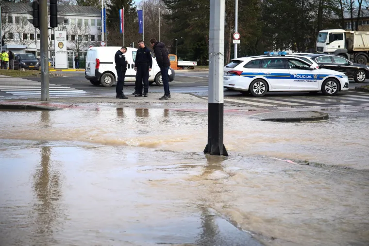 Pukla cijev u Zagrebu u najgore moguće vrijeme, Vodovod: 'Tlak vode za potro&scaron;ače možda će biti manji'