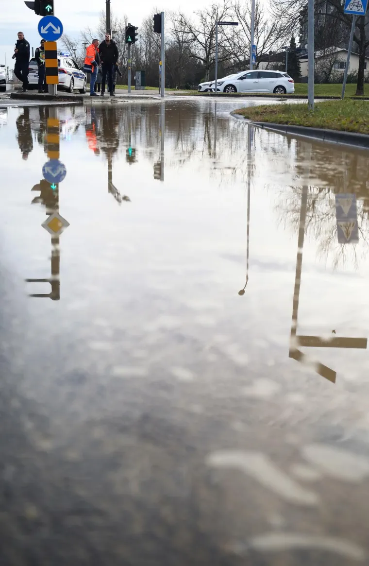 Pukla cijev u Zagrebu u najgore moguće vrijeme, Vodovod: 'Tlak vode za potro&scaron;ače možda će biti manji'