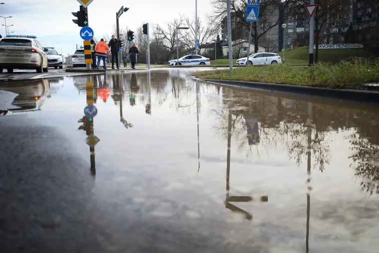 Pukla cijev u Zagrebu u najgore moguće vrijeme, Vodovod: 'Tlak vode za potro&scaron;ače možda će biti manji'