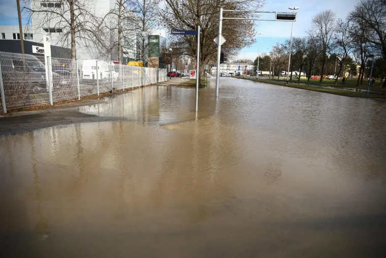Pukla cijev u Zagrebu u najgore moguće vrijeme, Vodovod: 'Tlak vode za potro&scaron;ače možda će biti manji'