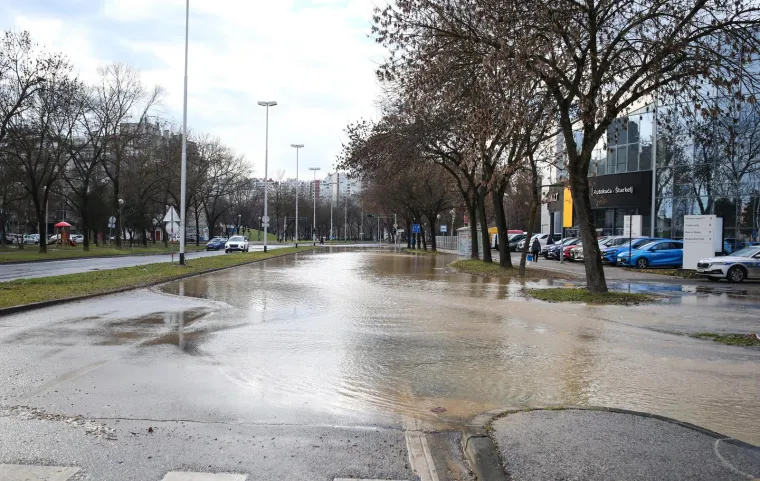Pukla cijev u Zagrebu u najgore moguće vrijeme, Vodovod: 'Tlak vode za potro&scaron;ače možda će biti manji'