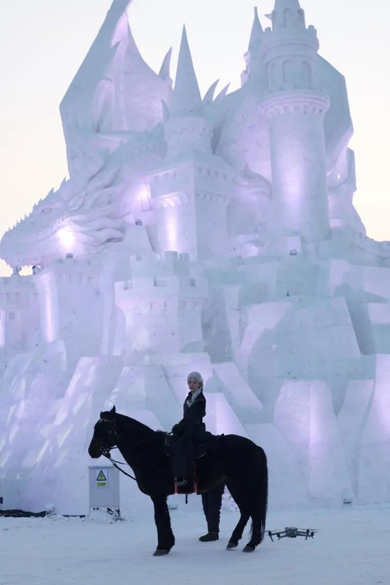 Snježno kraljevstvo iz bajki postoji i u stvarnosti: Ledene stepenice, ograde, kule...