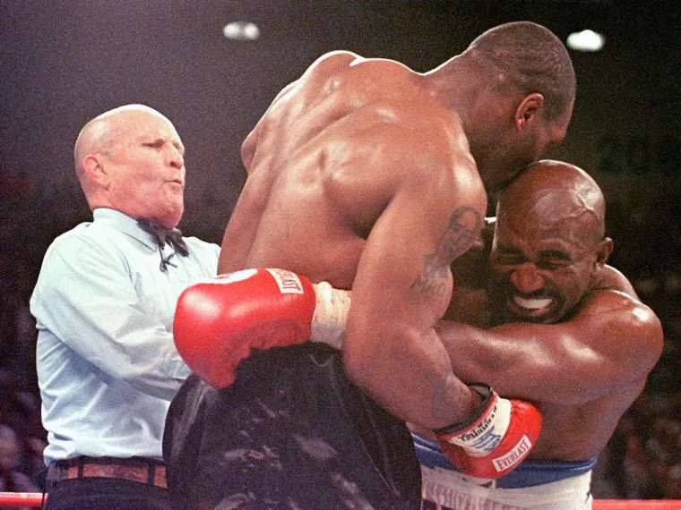 Trenutak kad je Tyson ugrizao za uho Holyfielda i otkinuo mu komadić uha. Boksački svijet ostao je zgrožen potezom koji je viđen u krcatoj MGM Grand Areni u Las Vegasu pred sucem Millsom Laneom i milijunima ljubitelja boksa širom svijeta, u izravnom TV prijenosu.