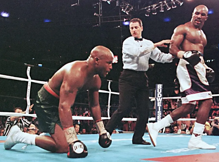 Nakon &scaron;to je pobijedio zastra&scaron;ujućeg kubanskog kruzer prvaka Carlosa de Leona u Caesars Palaceu 1988. i pokazao kakve moći u sebi ima, Evander Holyfield je pre&scaron;ao u te&scaron;ku kategoriju, gdje je ujedinio tri glavna pojasa nokautirav&scaron;i Bustera Douglasa u tri runde 1990. godine.