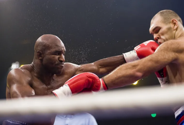 Evander pogađa lijevim direktom u glavu suparnika. Imao je besprijekornu tehniku. 