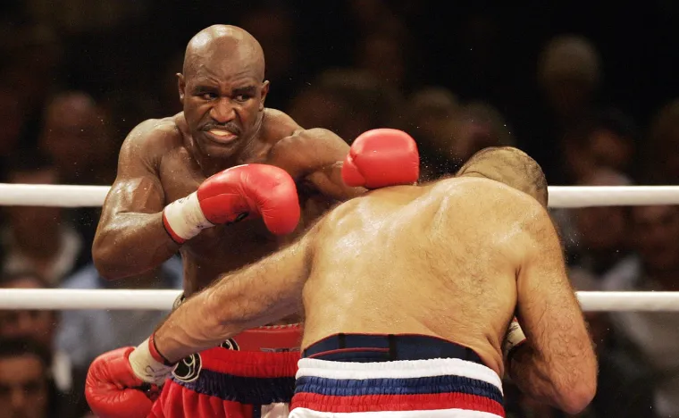 Evander Holyfield u akciji.