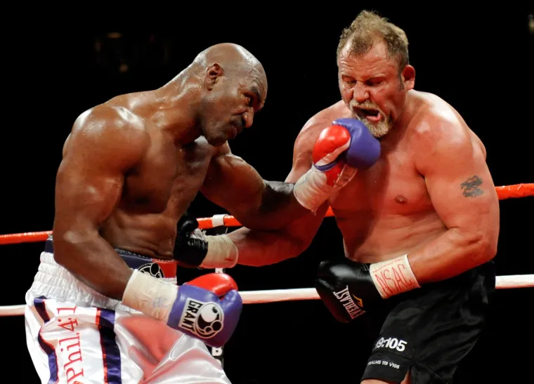 Evander Holyfield imao je stra&scaron;an udarac. Ovdje pogađa suparnika aperkatom ravno u bradu. 