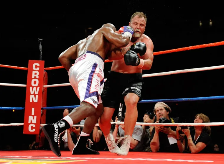 Evander Holyfield brzo je nokautirao suparnika. 