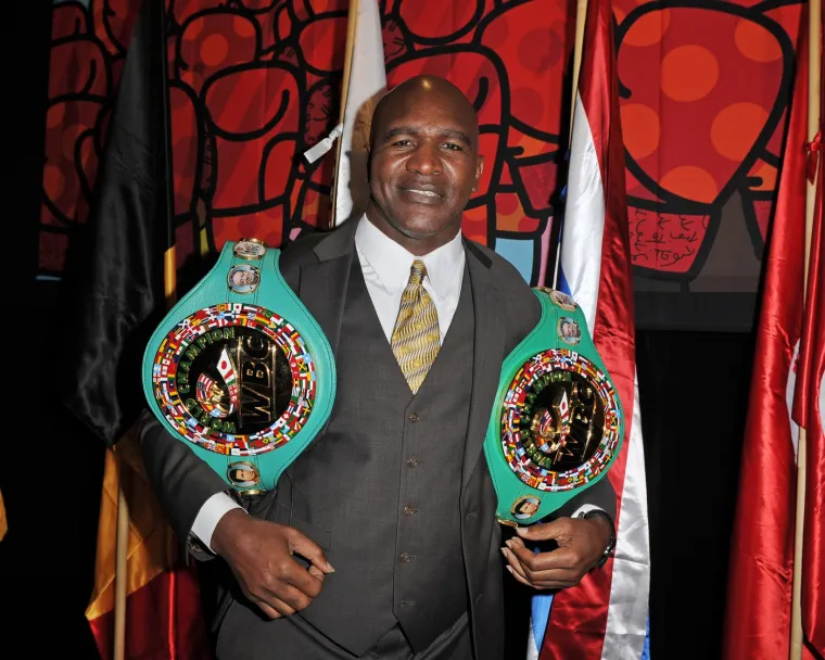 Evander Holyfield s pojasevima prvaka. 