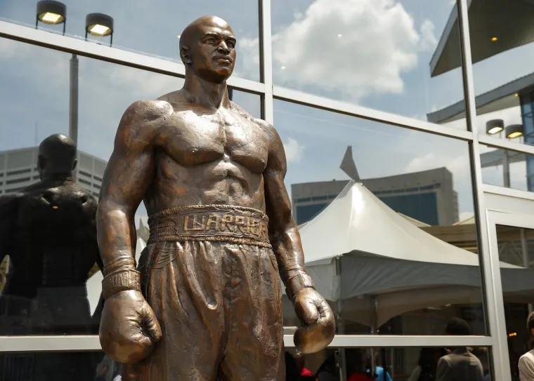 Evander Holyfield dobio je i kip. 